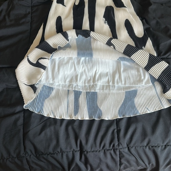 Black and Beige Pleated Mini Dress - Picture 2 of 7